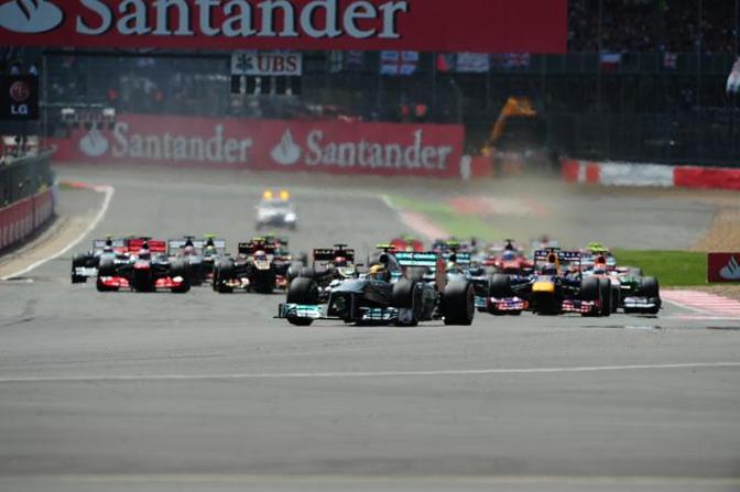 Lewis Hamilton alla partenza scatta davanti a tutti in un GP segnato dall'esplosizione della gomma posteriore sinistra sulle monoposto di Hamilton, Massa, Vergne e Perez. Afp
